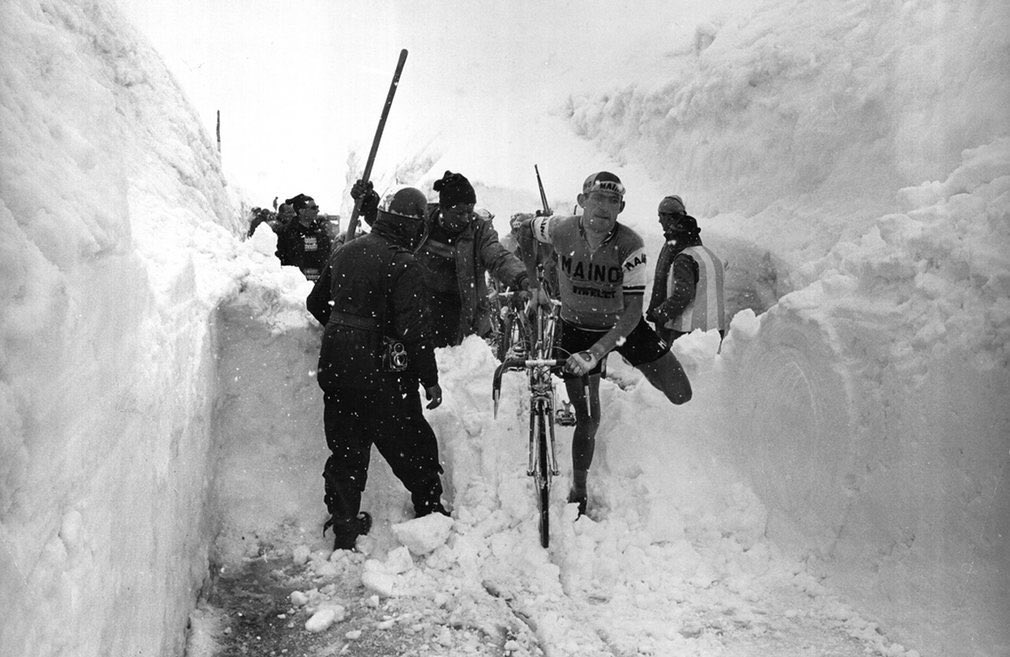 Aldo Moser porusza się po śniegu na przełęczy Stelvio podczas 20. etapu Giro d'Italia w 1965 roku