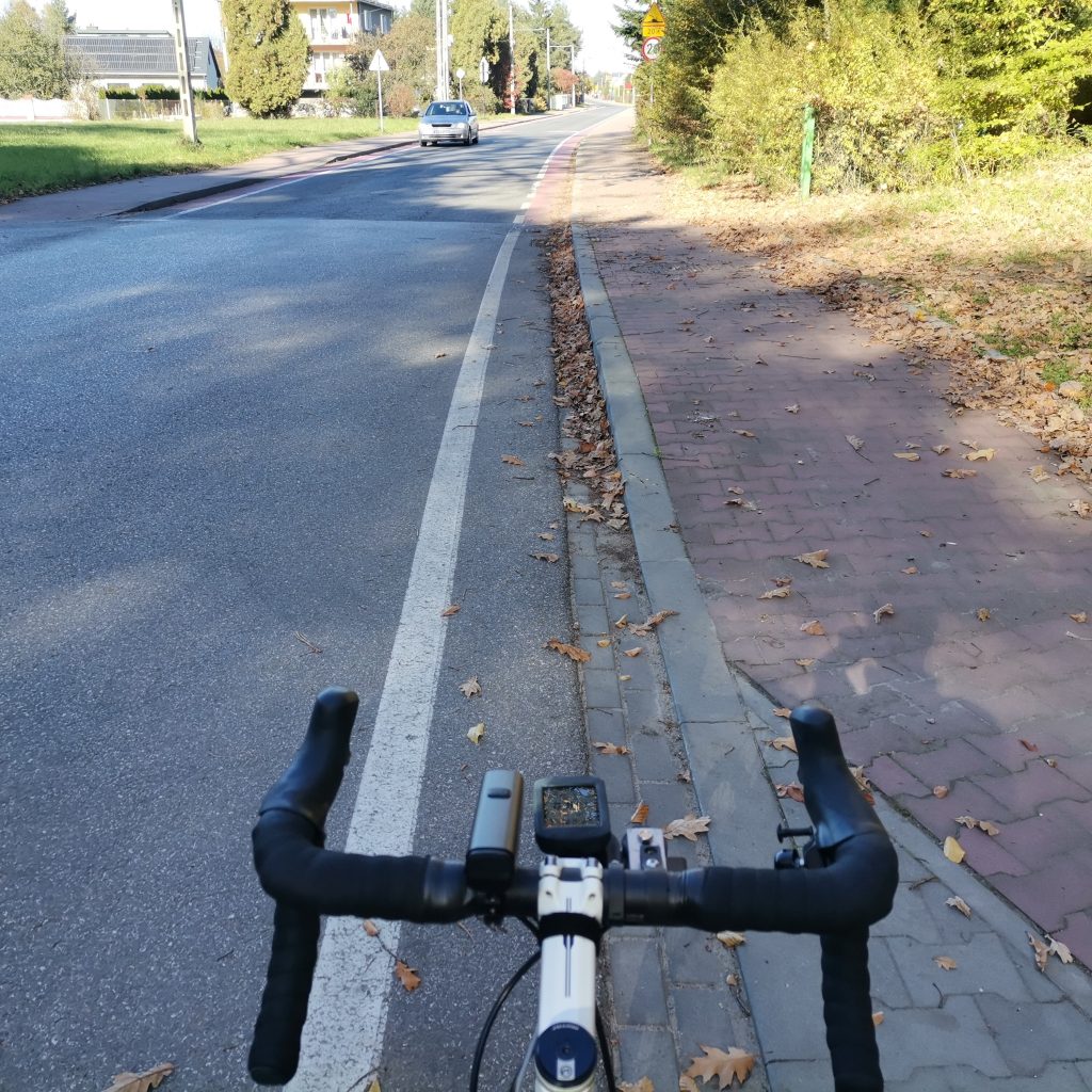 Wjazd rowerem na Aleję Dębową od strony Staniątek