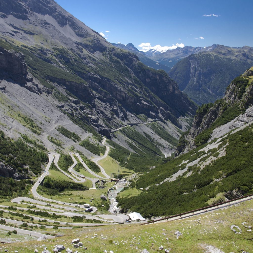 Passo dello Stelvio widok na drogę z przełęczy